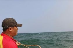 Trước mùa du lịch, bãi biển Mỹ Khê khoanh vùng an toàn tắm biển