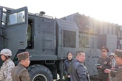 Ông Kim Jong Un và con gái giám sát thử nghiệm tên lửa đạn đạo Hwasong-11