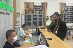 Vượt 100km trong đêm, công an đưa du khách nước ngoài đi cấp cứu