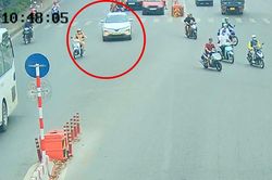 CSGT Hà Nội mở đường giúp ô tô chở sản phụ tới viện