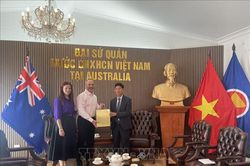Con trai cựu binh Australia trao lại cuốn nhật ký của liệt sĩ QĐND Việt Nam