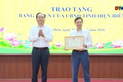Trao tặng Bằng khen của UBND tỉnh Điện Biên cho Báo Dân Trí