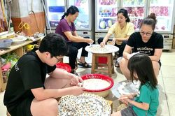 Độc đáo bánh Dùng mật mía - thức quà 'nhuộm' đỏ nếp xưa Thổ Tang