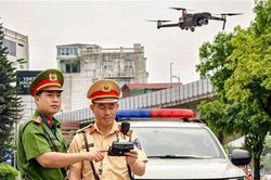 Cảnh s&aacute;t bay Flycam kết hợp 'mắt thần AI' xử l&yacute; dừng, đỗ xe sai quy định