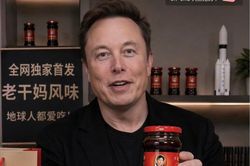 Lý do ảnh Elon Musk livestream bán tương ớt gây tranh cãi