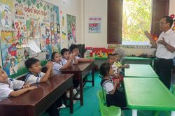 Thầy giáo 55 tuổi ra Trường Sa dạy học, con gái nhắn nhủ 'bố là niềm tự hào'