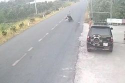 Bé trai đá bóng ra đường, người đàn ông chạy xe máy cán trúng ngã tử vong