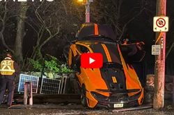 Siêu xe hiếm McLaren 600LT nát đầu sau cú tông cột đèn giữa đêm, tài xế bị bắt