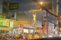 Thanh niên nghi 'ngáo đá' cầm kéo đập phá trên mái nhà, đu dây cáp gây náo loạn