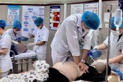 Đi tảo mộ, 8 người gặp nạn, phải đi cấp cứu