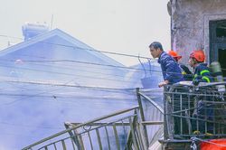 Đại úy công an rơi xuống đất khi dập lửa tại ngôi nhà cháy dữ dội