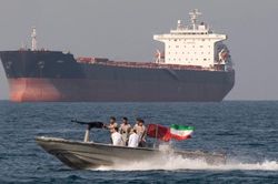 Iran hộ tống tàu chở dầu vượt phong tỏa, cập cảng an toàn