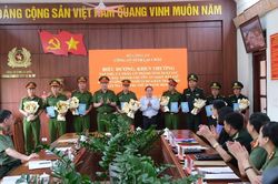 Lai Ch&acirc;u biểu dương, khen thưởng c&aacute;c tập thể, c&aacute; nh&acirc;n đấu tranh chuy&ecirc;n &aacute;n về ma t&uacute;y