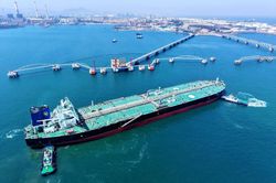 Giá xăng dầu hôm nay 21/4: Tăng mạnh 6% do lo ngại lệnh ngừng bắn Mỹ-Iran đổ vỡ