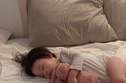 Mẹ càng để bé chơi hăng trước giờ ngủ, bé càng tỉnh táo khó đi vào giấc ngủ