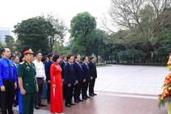 Lãnh đạo thành phố Hà Nội dâng hoa kỷ niệm 156 năm ngày sinh V.I.Lênin