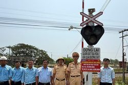Vượt rào chắn đường sắt có thể bị phạt nặng: Cảnh báo mới buộc người dân thay đổi ý thức