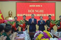 Bàn giao chức vụ Chỉ huy trưởng và Chính ủy Bộ CHQS tỉnh Hưng Yên