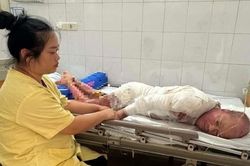 Chồng tâm thần bị bỏng nặng, vợ nghèo bán sạch tài sản không lo đủ viện phí