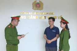 Khởi tố hai mẹ con sản xuất giấm giả từ axit pha nước lã