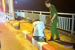 Đắk Lắk: Công an kịp thời ngăn thanh niên định nhảy cầu 14 tự tử