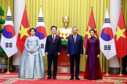 Việt Nam bắn đại bác chào đón Tổng thống Hàn Quốc Lee Jae Myung và phu nhân
