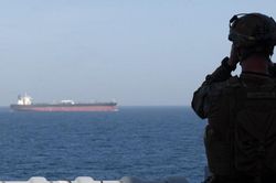 Iran bắt giữ 2 tàu dân sự ở eo biển Hormuz