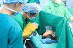 Mở rộng nhóm phụ nữ được đề xuất hỗ trợ tiền khi sinh con