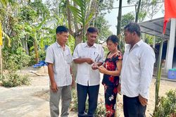 Gõ cửa từng nhà vận động tham gia bảo hiểm y tế