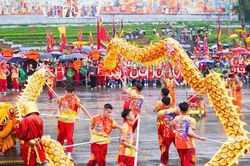 Rộn ràng nghi lễ rước kiệu và múa Lân Sư Rồng về Đền Hùng
