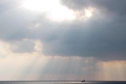 Iran lần đầu thu phí tàu qua eo biển Hormuz