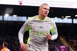 Thắng trận đá bù, Man City vượt Arsenal leo lên đầu bảng