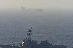 Washington phản ứng vụ Iran bắt tàu ở Hormuz, Bộ trưởng Hải quân Mỹ từ nhiệm