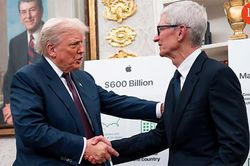 Tổng thống Trump và dàn tỷ phú nói gì về Tim Cook sau khi Apple thay CEO?