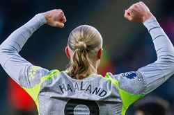Man City vượt Arsenal dẫn đầu Premier League: Đẳng cấp là đây