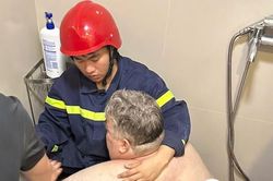 Gần 3 giờ giải cứu du khách Mỹ nặng 300kg mắc kẹt trong nhà vệ sinh