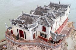 Bí ẩn ngôi chùa hơn 700 năm giữa sông Trường Giang, lặng lẽ ẩn hiện theo mùa nước