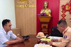 T&agrave;i xế &ocirc; t&ocirc; tải cố t&igrave;nh vượt đ&egrave;n đỏ đường sắt, đ&acirc;m hỏng g&aacute;c chắn