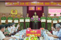 Công an Cần Thơ bắt 38 đối tượng, thu giữ 38kg ma túy và 4 khẩu súng
