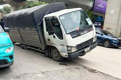 Hà Nội: Ô tô lại sụt hố trên đường Nguyễn Trãi, phải huy động máy xúc để giải cứu