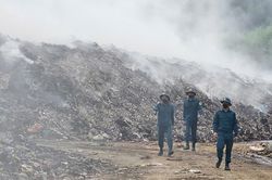 'Núi rác' cháy âm ỉ suốt 10 ngày, mùi hôi và khói trắng đục lan vào khu dân cư