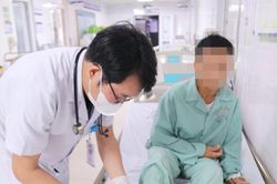Tiêm 30 lọ huyết thanh cứu chủ trang trại nuôi hàng nghìn con rắn