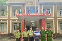 Người dân xã Thanh Phong tự nguyện giao nộp cá thể tê tê thuộc Nhóm IB quý hiếm