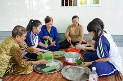 Kết nối thế hệ qua tình yêu bánh dân gian