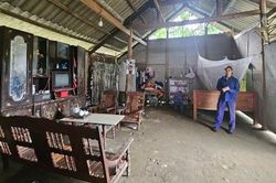Gánh nặng chồng chất trên vai người phụ nữ góa bụa đang nuôi con nhỏ và mẹ chồng già yếu trong căn nhà dột nát