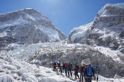 Hàng trăm người mắc kẹt ở Everest do khối băng khổng lồ chắn đường