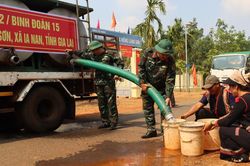 Gia Lai: Nắng hạn gay gắt, bộ đội chở nước đến tận nhà, cấp miễn phí cho người dân biên giới