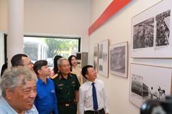 Báo Tiền Phong tổ chức triển lãm ảnh '51 năm - Bản hùng ca thống nhất'