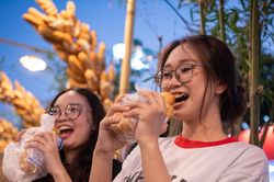Hàng nghìn người đổ về Lễ hội Bánh mì ở TPHCM, xếp hàng dài chờ thưởng thức