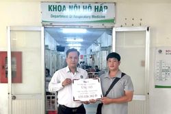 VietNamNet trao hơn 135 triệu đồng bạn đọc giúp ông Nguyễn Thành Phú